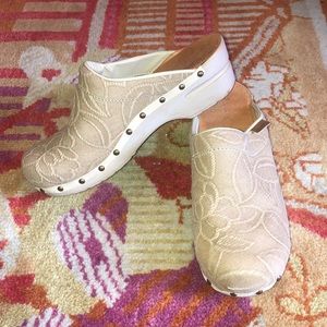 Dansko Floral Canvas Clogs Size 39 (8.5-9) VGUC